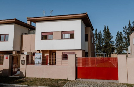 Chalet pareado en venta en calle Sierra Morena, 9