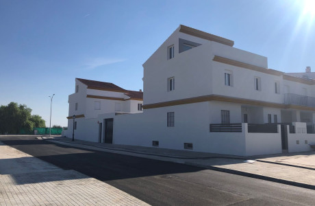 Chalet adosado en venta en calle Rocio Vega, 2