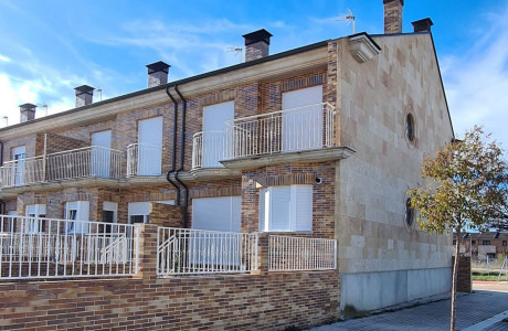 Chalet adosado en venta en calle Valencia , 16