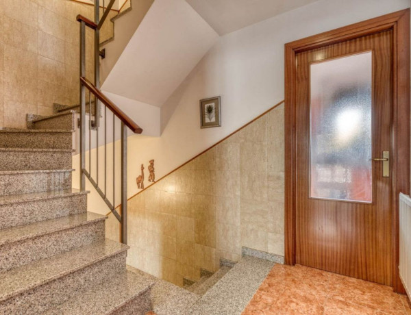 Chalet adosado en venta en calle ciutadella, 43