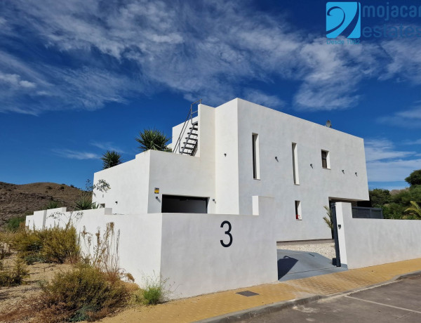 Casa o chalet independiente en venta en calle Hierba Buena, 2