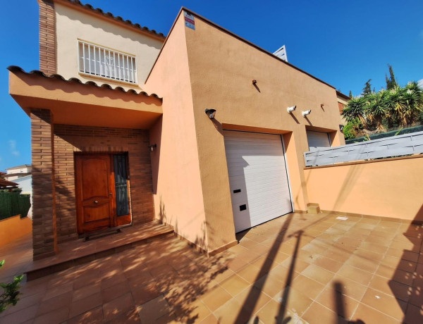 Chalet adosado en venta en Nucli Urbà