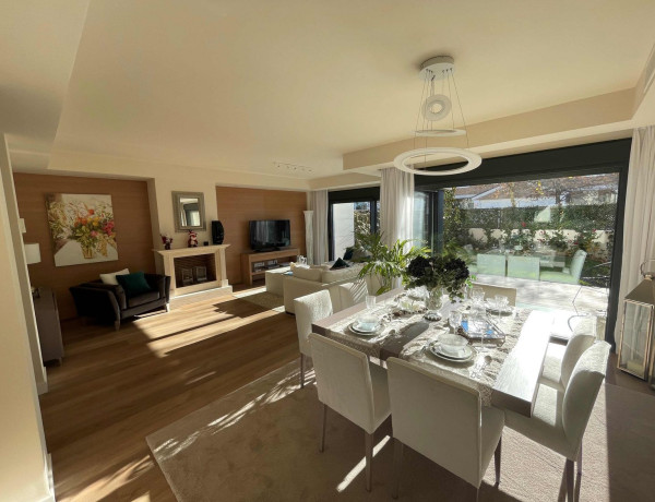 Chalet adosado en venta en avenida delta del ebro, 12