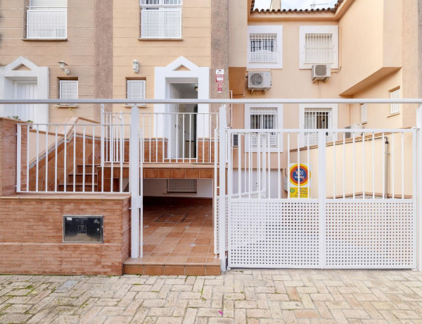 Chalet adosado en venta en calle Fedra