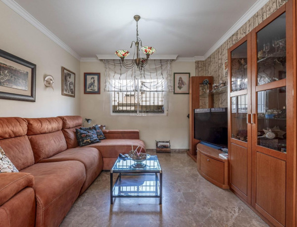 Chalet adosado en venta en calle Julio Romero de Torres