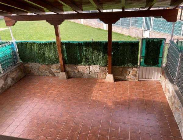 Chalet adosado en venta en La Bañeza