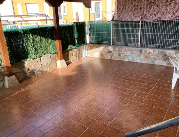 Chalet adosado en venta en La Bañeza