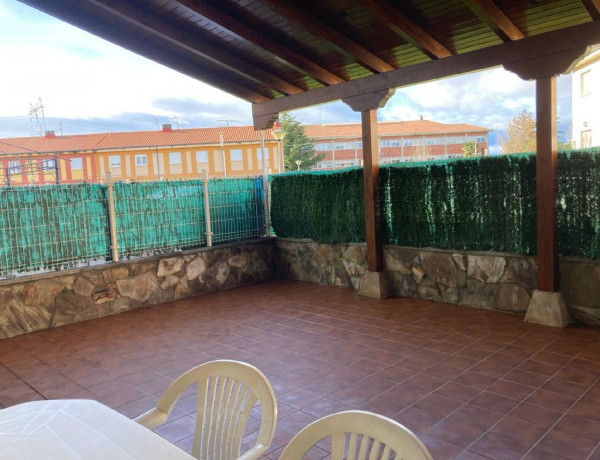 Chalet adosado en venta en La Bañeza