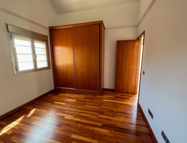 Chalet adosado en venta en calle Cedro