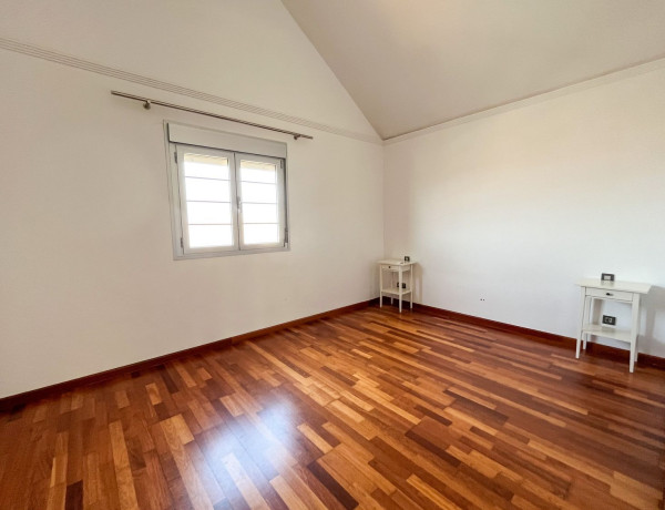 Chalet adosado en venta en calle Cedro