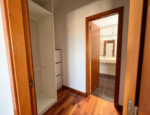 Chalet adosado en venta en calle Cedro