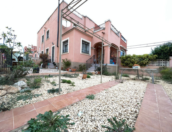 Chalet adosado en venta en calle Amapola, 23