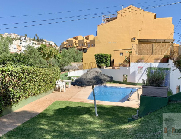 Chalet adosado en venta en Benajarafe