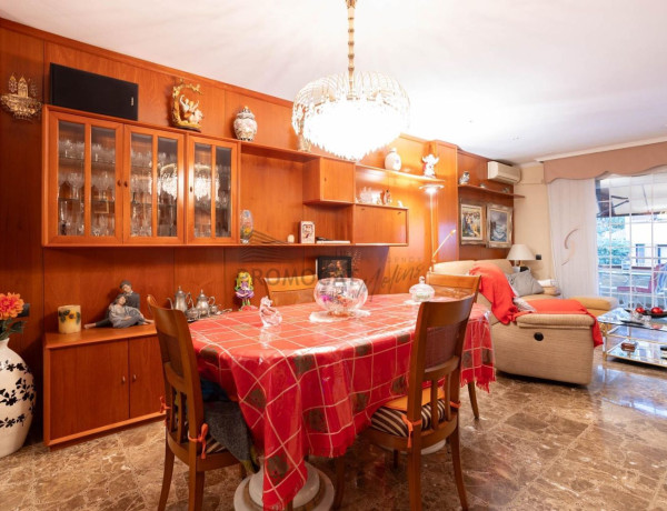 Chalet adosado en venta en calle Pirineu