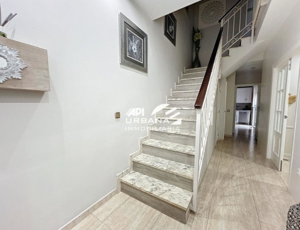 Chalet adosado en venta en calle Almería