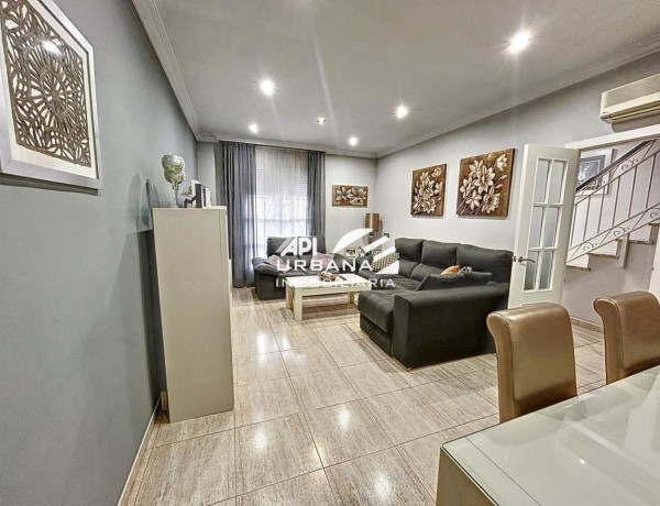 Chalet adosado en venta en calle Almería