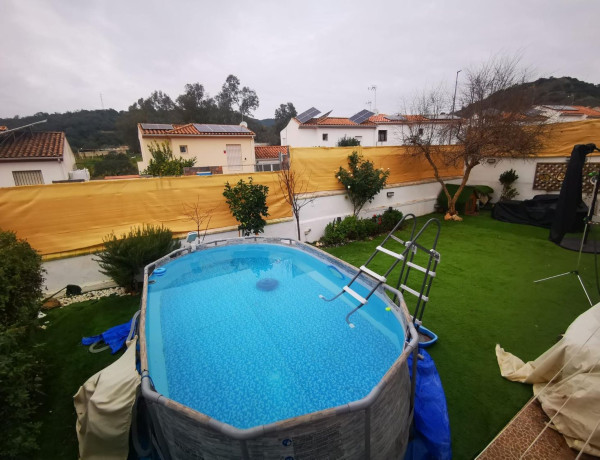 Chalet adosado en venta en Alcolea