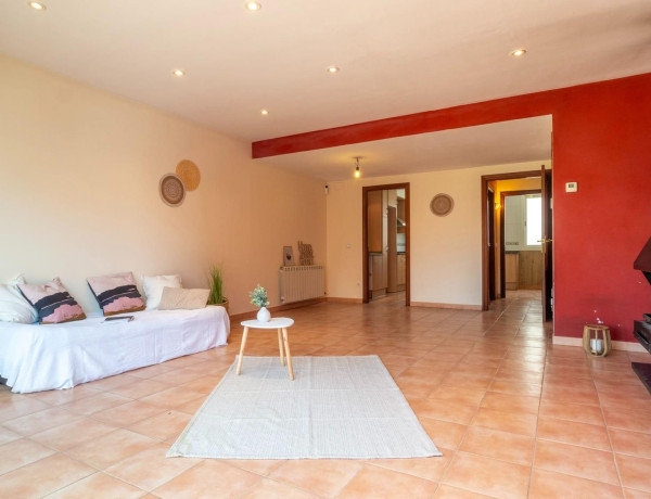 Chalet adosado en venta en calle empuries