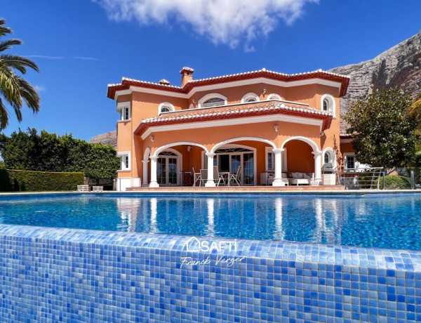 Villa de Lujo en Jávea, en la Prestigiosa Urbanización de la Ermita