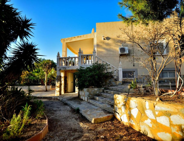 Chalet con vistas panorámicas del litoral Alicantino.