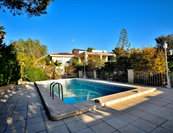 Chalet con vistas panorámicas del litoral Alicantino.