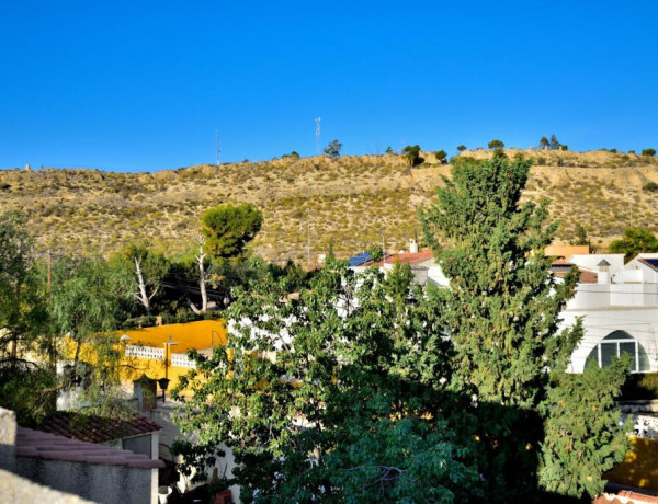 Chalet con vistas panorámicas del litoral Alicantino.