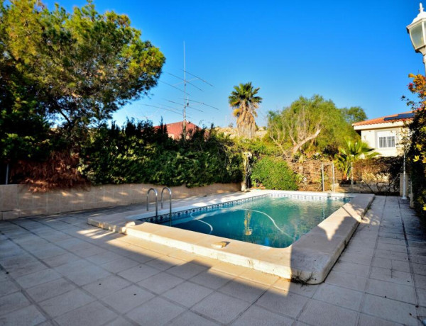 Chalet con vistas panorámicas del litoral Alicantino.