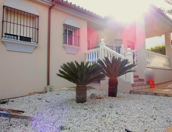 Chalet totalmente independiente con piscina y barbacoa en Alhaurín de la Torre