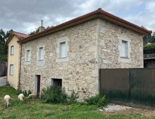 Casa de 350 m2 construida en un terreno de 5.125 m2 (urbano y rústico)