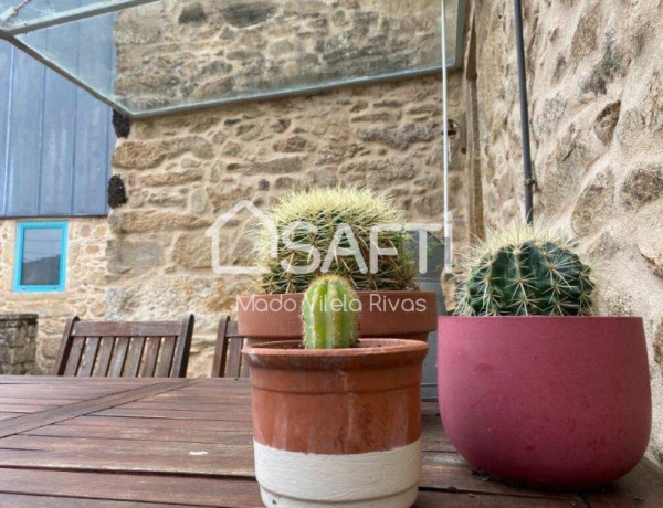 En una pequeña aldea de 4 casas a 12 minutos de Santiago de Compostela nos encontramos este refugio familiar.