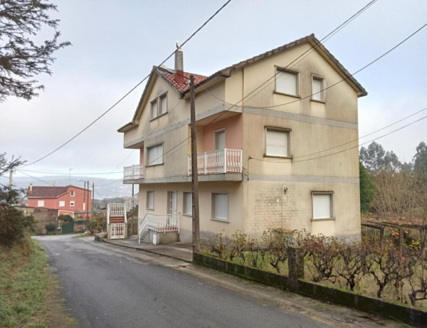 Amplio Chalet independiente de 496 m2 situado en Vilagarcía de Arousa, en una zona tranquila, rodeado de naturaleza y a tan solo a 8 minutos del centro.