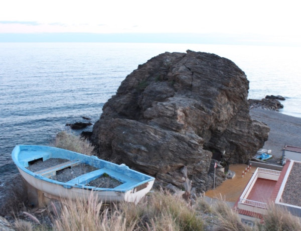 Solar urbanizable y casa con jardin a 2 minutos del mar, con vistas mar y montaña *No cobramos comisión al comprador