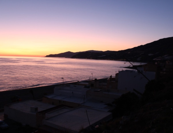 Solar urbanizable y casa con jardin a 2 minutos del mar, con vistas mar y montaña *No cobramos comisión al comprador