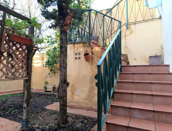 CASA ADOSADA CON GRAN COCHERA Y 2 PATIOS