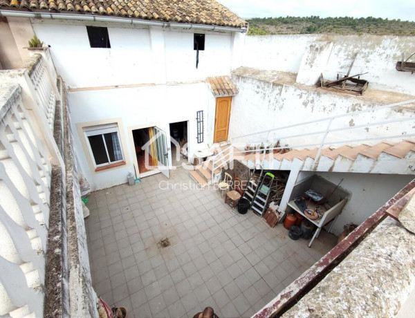 Casa de pueblo, ubicada en el corazón del campo.