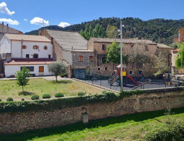 Unifamiliar con piscina y jardín.