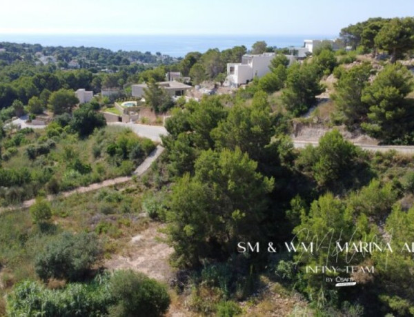 Se vende atractivo solar urbano de 1350m2 en urbanización de lujo entre Calpe y Moraira