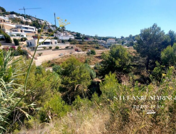 En venta solar urbano de 1350m2 en urbanización de lujo entre Calpe y Moraira