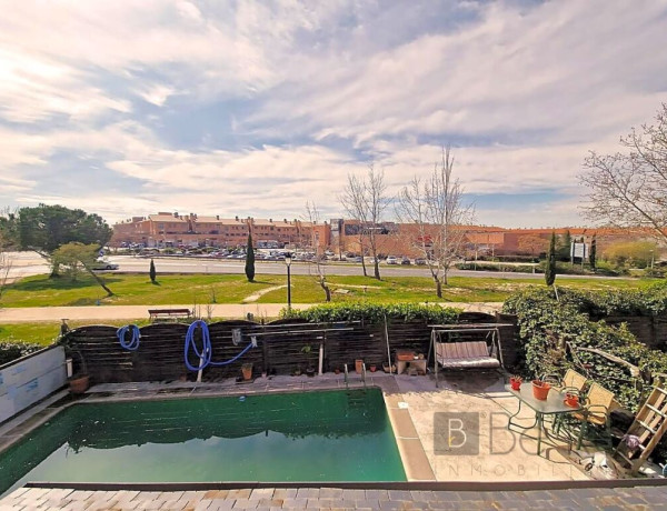 EN VENTA CHALET PAREADO CON PISCINA, EN VILLANUEVA DE LA CAÑADA (MADRID).