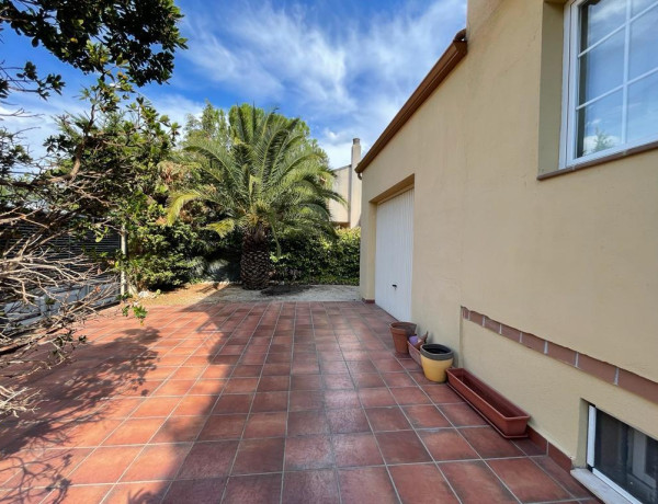 EN ALQUILER VACACIONAL, CHALET PAREADO CON PISCINA COMUNITARIA EN EL CENTRO URBANO DE VILLANUEVA DE LA CAÑADA.