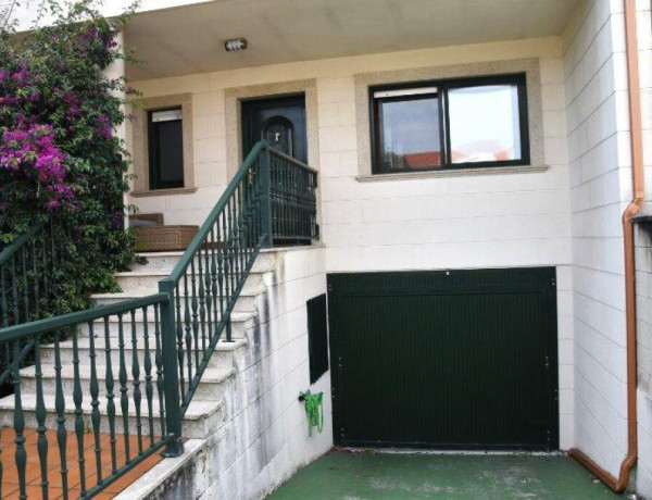 Magnífico chalet  adosado con terraza a dos minutos de la playa .