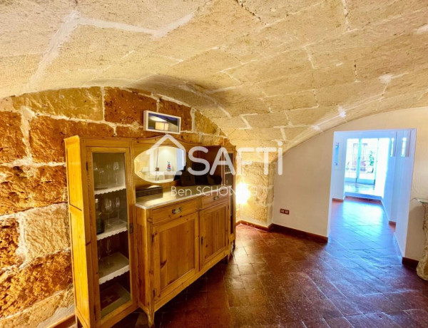 Majestuosa vivienda con licencia turistica en casco antiguo de Ciutadella.