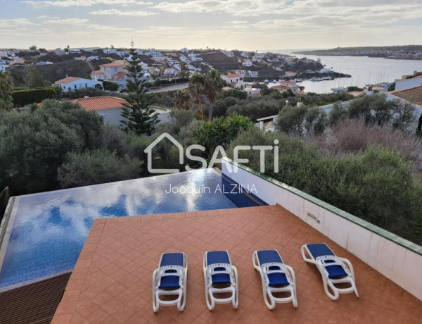 Casa unifamiliar con piscina y licencia turística.