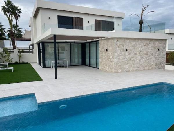 Casa o chalet independiente en venta en avenida Torrevieja Mz II, 27