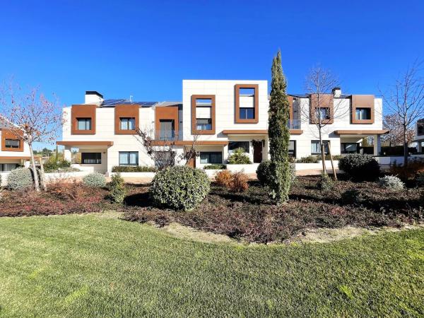 Chalet adosado en venta en avenida del Delta del Ebro, 12