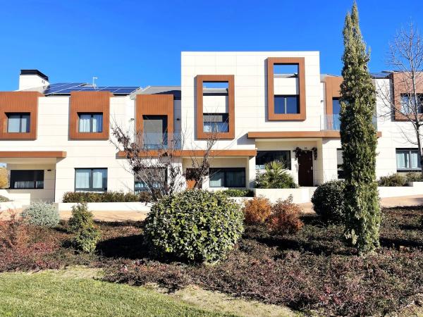 Chalet adosado en venta en avenida del Delta del Ebro, 12