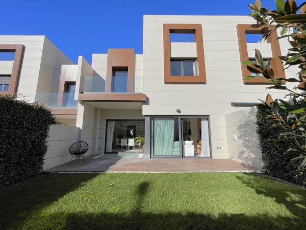 Chalet adosado en venta en avenida del Delta del Ebro, 12