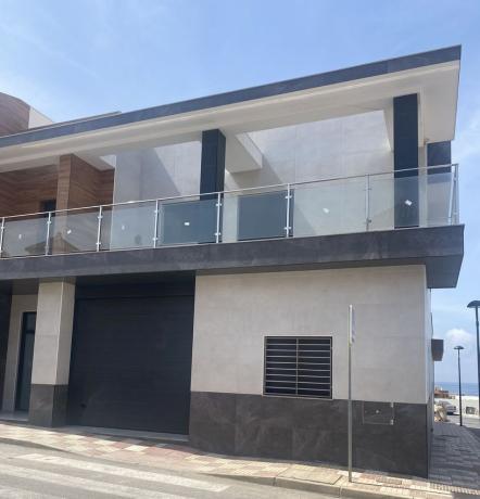 Chalet adosado en venta en calle Velez Rubio, 5