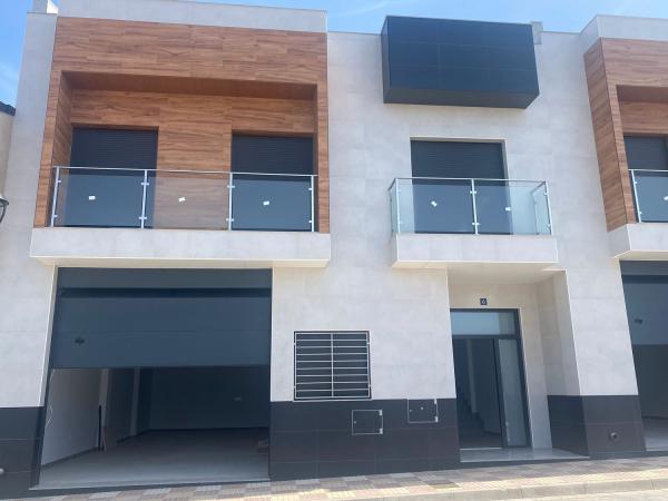 Chalet adosado en venta en calle Velez Rubio, 5