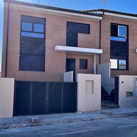 Chalet adosado en venta en calle Doña Jimena, 5